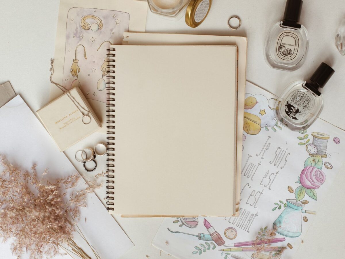 Astuces de scrapbooking pour débuter : outils, techniques et erreurs fréquentes à éviter, en détail